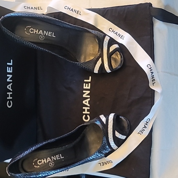 Authentic Chanel Heels. Shoes come with the Chanel box, dust bag, and ribbon. - Picture 6 of 7
